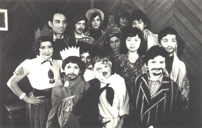 Детский Пуримшпиль в Подмосковье, ст. Быково.1978−79 годы.
Слева направо, 1-й ряд: Олег Гоголев, Эфраим Розенштейн, Максим Холмянский. 2-й ряд: Кира Вольвовская, ?, Лена Гуревич, Боря Другов-Бегун. Сразу за Леной Гуревич &mdash; Полина Гройс. Последний ряд: Аарон Гуревич, Евгений Финкельберг, Лена Фукс, ?, ?.
(Из фонда Аарона Гуревича).
