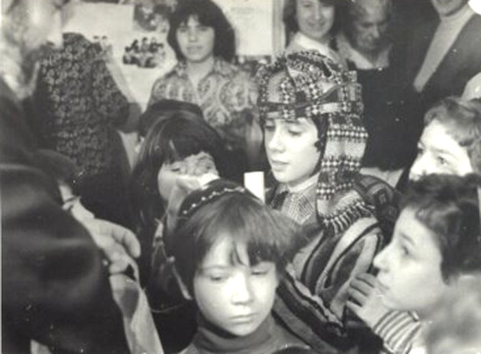 Детский Пуримшпиль в Москве, 1979&nbsp;г.
Зрители общаются с актерами после спектакля.
(Из фонда Аарона Гуревича).