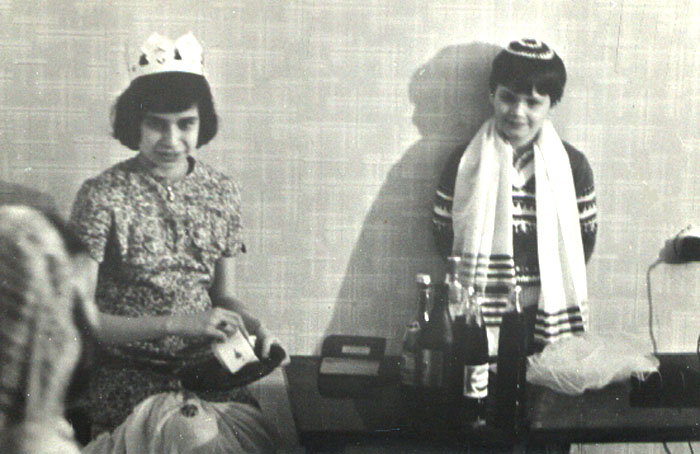 Детский Пуримшпиль в Москве, 1979&nbsp;г.
Оля Кричевская и Давид Эссас
(Из фонда Аарона Гуревича).