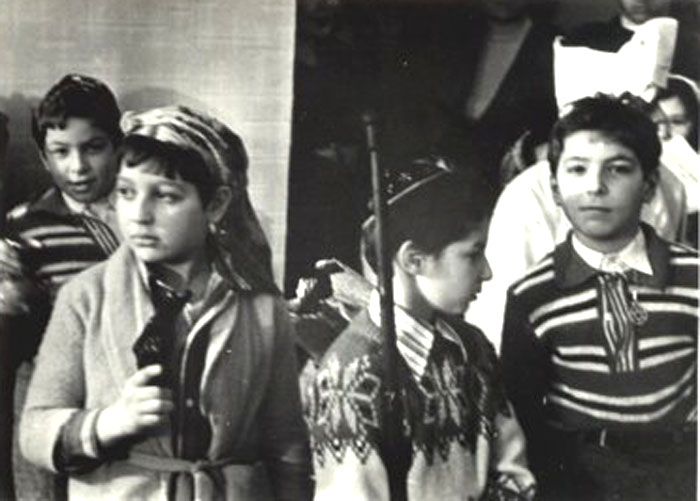 Детский Пуримшпиль в Москве, 1979&nbsp;г.
Актеры и зрители перед спектаклем.
(Из фонда Аарона Гуревича).