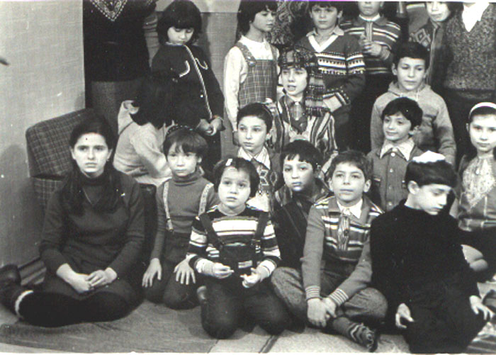 Детский Пуримшпиль в Москве, 1979&nbsp;г.
Зрители, слева направо: 1-й ряд: ?, один из близнецов Менделеевых, Миша Спринцин; 2-й ряд: ?, Илья Дашевский, Лёня Баррас; 3-й ряд: ?, Виталий Левицкий, ?; 4-й ряд: Саша Ривкин, Олег Гоголев; 5-й ряд: ?, ?, Давид Эссас, справа второй близнец Менделеевых.
(Из фонда Аарона Гуревича).