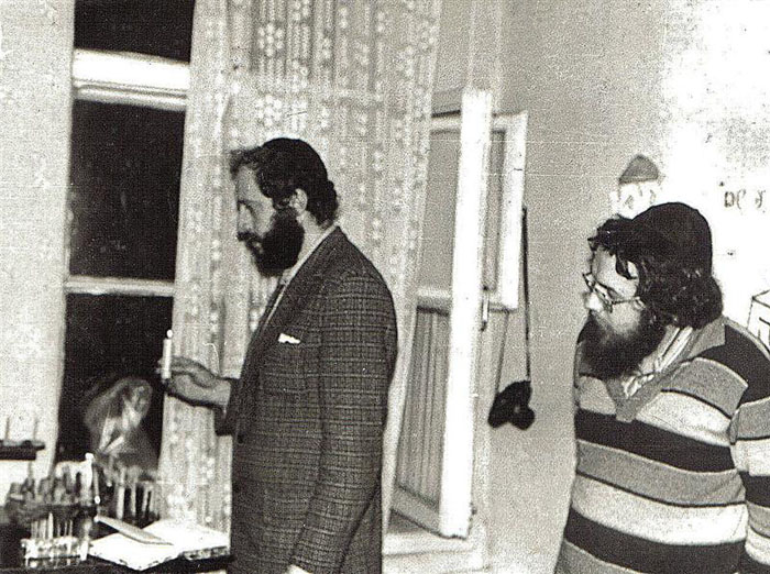 Ханука на квартире Романовских. Ленинград, 1982 г.
Зажигание свечей. Слева направо: Григорий (Цви) Вассерман, Миша Макушкин (Михаэль Эзер).
(Из фонда Лены (Иланы) и Даниила Романовских).