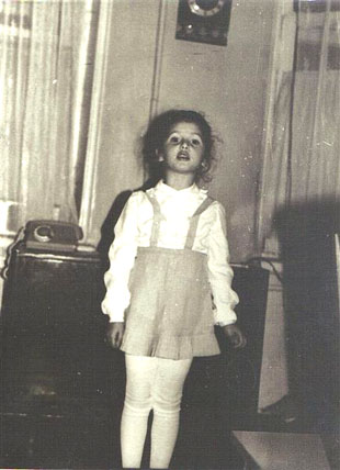 Ханука на квартире Романовских. Ленинград, 1982&nbsp;г.
Дочь Беллы и Саши Шаинских Лина читает стихи.
(Из фонда Лены (Иланы) и Даниила Романовских).