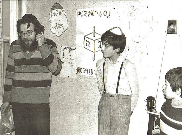 Ханука на квартире Романовских. Ленинград, 1982&nbsp;г.
Сценарий и текст Миши Макушкина (Михаэля Эзера). Слева: Миша Макушкин.
(Из фонда Лены (Иланы) и Даниила Романовских).