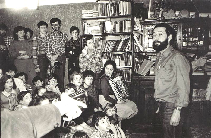 Пуримшпиль у Романовских перед их отъездом в Израиль. Ленинград, 1988&nbsp;г.
Выступает Даниил Романовский.
(Из фонда Лены (Иланы) и Даниила Романовских)