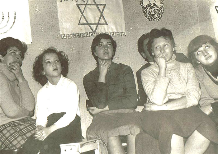 Ханука на квартире Романовских. Ленинград, 1982&nbsp;г.
Зрители. Слева направо: жена Изи Когана Софа, их дочери Эся и Аня, Дина Эльман, Женя Утевская.
(Из фонда Лены (Иланы) и Даниила Романовских).