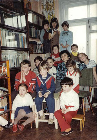 Пуримшпиль на квартире Анны и Владимира Лифшицев. Ленинград, 1984&ndash;85 гг.
Первый ряд: Лиза Макушкина. Второй ряд: сын Дани Лейбмана, Иля Романовский (в матроске), дочь Боровинских. Последний ряд: Максим Кельман, Женя Цвеер, Катя Лихтик. В центре среди детей &mdash; Анна Лифшиц. Стоят: Маша Лифшиц, Саша Романовская, Оля Эльман.
(Из фонда Лены (Иланы) и Даниила Романовских)