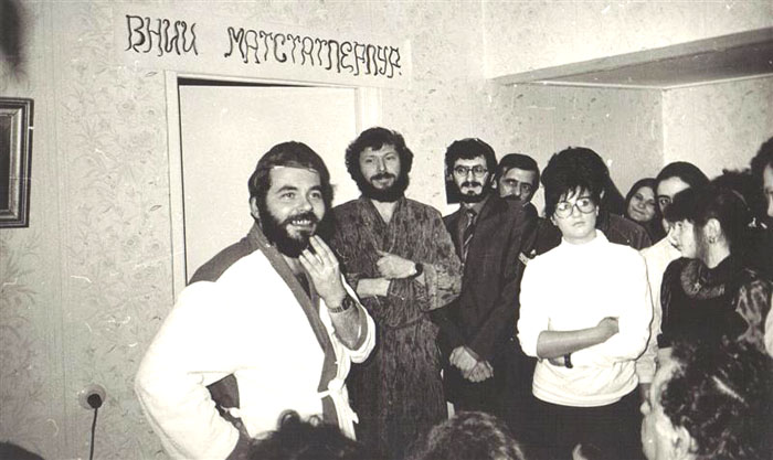 Пуримшпиль у Романовских перед их отъездом в Израиль. Ленинград, 1988&nbsp;г.
Актеры и зрители. В центре, третий слева &mdash; Александр Цвеер, за ним &mdash; Григорий Диккер. Над дверью – шутливое наименование научно-исследовательского института «Матстатперпур» &mdash; места действия Пуримского спектакля.
(Из фонда Лены (Иланы) и Даниила Романовских)