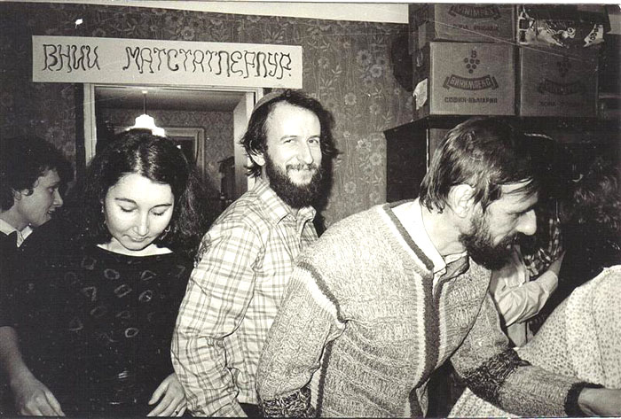 Пуримшпиль у Романовских перед их отъездом в Израиль. Ленинград, 1988&nbsp;г.
Актеры и зрители. На переднем плане, слева направо: Таня Ольхович, Илья Тверской, Гриша Диккер. На шкафу &mdash; коробки с куклами Лены Романовской и багаж, упакованные для отъезда.
(Из фонда Лены (Иланы) и Даниила Романовских)