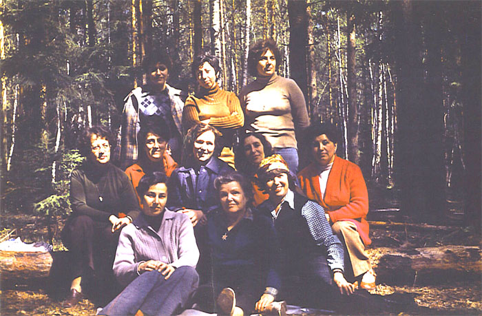 Женщины &mdash; активистки отказа, 1979&nbsp;г.
Верные подруги. Опора семьи и детей. Частые акции протеста сплотили активисток. Они не боялись ни голодовок протеста, ни демонстраций. И делали все, чтобы жизнь семьи была нормальной (хотя бы относительно). На земле сидят слева направо: Лея Пекарь, Хана Элинсон, Иона Шварцман. На бревне сидят (слева направо): Белла Новикова, Тоня Кривонос, Галя Гуревич, Сильвия Фискина, Галя Кремень. Стоят (слева направо): Лена Дубянская, Мила Лифшиц, Геня Лукацкая.