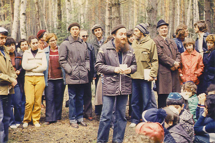 Эссас задает вопросы по Торе. Дети призадумались. Родители слушают, «болеют» за своих чад. В центре фото Элиягу Эссас. Справа от него в вязаной шапочке Арон Гуревич, слева за Эссасом (в кепке) улыбающийся Борис Чернобыльский (покойный).