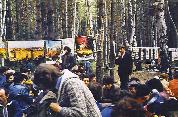 День Иерусалима в Овражках, 1977&nbsp;г.
Лесная поляна богато украшена. Перед Вами плакаты и почтовые открытки с видами нашей древней столицы. Присутствующие прослушали рассказ Элиягу Эссаса об истории города. Вопросам не было конца. А потом были песни на иврите, русском, на идиш. Молодёжь просила записать для них ивритские песни русскими буквами. Когда наступил вечер, никто не хотел расходиться.