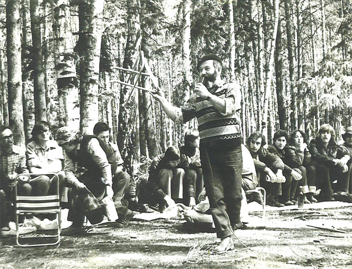 Летняя встреча в «Овражках», 1979&nbsp;г.
Типичное застолье. На земле видны белые «скатерти» из ЭВМ-распечаток. Натан Шварцман (в центре) призывает участников приносить складные стулья. Крайний слева на фото &mdash; Исраэль Фискин. Дов Конторер сидит на бревне с тетрадью в руках. Ныне он известный израильский журналист.
Мусор за собой мы всегда убирали.