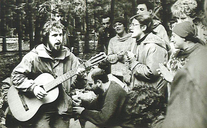 Второе поколение отказа - молодежь в лесу у станции Вяпки Казанской ж/д, 1987 г.
В 1980 году стараниями КГБ встречи в Овражках прекратились, но молодежь переняла традицию. На фото - встреча в лесу, на которую собралась молодёжь 2-го поколения отказа. Дети выросли и хотели уезжать без родителей. Слева на фото с гитарой Давид Шварцман - один из лидеров нового движения.