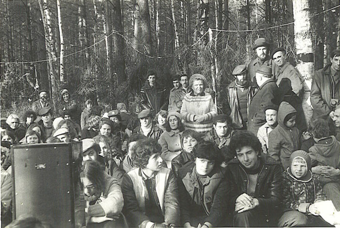 Зрители 1-го фестиваля еврейской песни, 1977&nbsp;г., Суккот.
В центре стоит покойная Хана Элинсон (два ее сына в то время были уже в Израиле). Хана и ее муж Саул Горелик – активисты алии, мужественные люди. Слева от Ханы сидит Сильвия Фискина, ее муж Израиль Фискин прислонился спиной к березе. Левая сторона фото: у дерева стоят Натан и Йона Шварцман. В первом ряду девочка – лицо в профиль – Наташа Май.