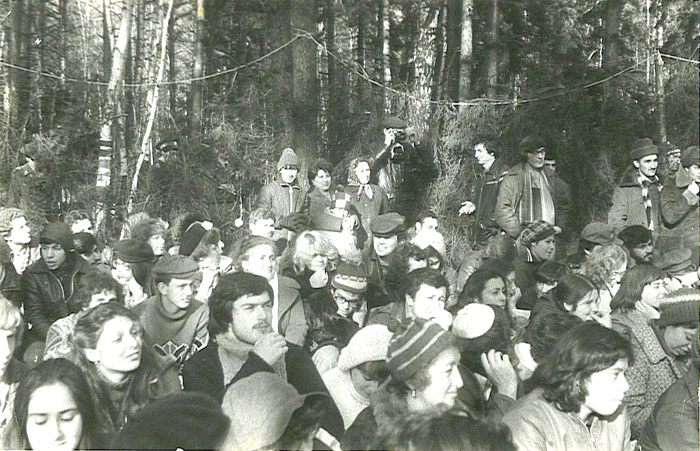2-й фестиваль еврейской песни, 1979&nbsp;г., Суккот.
Участников больше. Среди зрителей много молодёжи. Символическая сукка служила «залом» для фестиваля. На веревки подвешены ветки ели. За ветками стоят милиционеры (их видно на заднем плане фото слева). Среди зрителей стоят отказники: у «стенки» сукки (в центре) &mdash; Саша Кремень (мальчик), рядом с ним его мама, Галя Кремень, и Галя Гуревич. Слева (во втором ряду) сидит и внимательно смотрит на «сцену» Кира Разгон – участница всех фестивалей, певица. Справа в первом ряду в профиль Леночка Гуревич (без шапки).