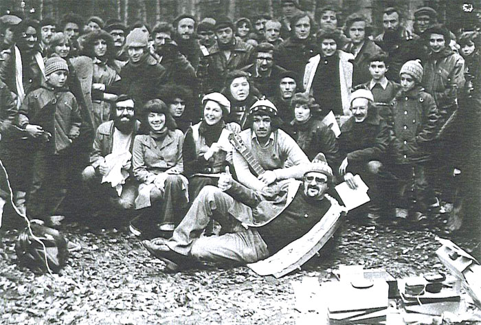 Зрители и победители 2-го фестиваля еврейской песни, 1979&nbsp;г.
Возлежит отказник Марк Терлицкий.Сидят на бревне, слева направо: Арье Вольвовский &mdash; ведущий фестиваля, впоследствии узник Сиона; Мила Каганова &mdash; первая премия, руководитель детского хора; Кира Разгон &mdash; первая премия, певица; Миша Розенштейн &mdash; с гитарой, участник фестиваля; Клара Ланцман &mdash; певица, участница фестиваля; Женя Финкельберг &mdash; музыкант-гитарист.Во втором ряду стоят слева направо:Леша Магарик &mdash; отказник, впоследствии узник Сиона; Юлий Кошаровский &mdash; активист алии, учитель иврита; Элиягу Эссас &mdash; активист алии, учитель Торы; Лёша Лоренсон &mdash; отказник; Паша Абрамович &mdash; активист алии, учитель иврита; Миша Нудлер (в очках, чуть присел) &mdash; учитель иврита, второй ведущий фестиваля; Игорь Гурвич (справа от Нудлера) &mdash; учитель иврита; Мила Вольвовская &mdash; активистка алии (в дубленке с белым воротником и отворотом); Зеэв Престин &mdash; активист алии, учитель иврита (в куртке с воротником в полоску)
