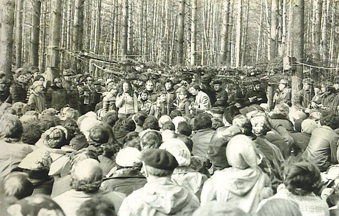 3-й фестиваль еврейской песни, 1980&nbsp;г., Суккот.
Видна небольшая часть поляны, сукка, зрители и выступление детского хора еврейской песни. Хором руководила Мила Каганова. Она стоит у микрофона среди детей.