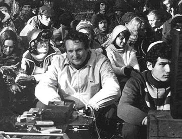 1-й фестиваль еврейской песни, 1977&nbsp;г., Суккот.
На переднем плане: ответственные за звуковое оборудование Эдуард Нижников (слева) и его сын, Саша Нижников (справа). Перед ними &mdash; самодельное звуковое оборудование, включавшее усилитель, магнитофон, два динамика, батареи и кассеты. Всё это весило вместе около 35&nbsp;кг и помещалось в двух чемоданах.
Из фонда Эдуарда Нижникова