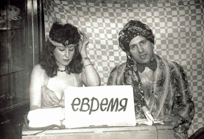 Пуримшпиль в квартире семьи Лифшиц, Ленинград, 1987&nbsp;г.
Слева направо: Аля Цвеир и Саша Шаинский исполняют роли телевизионных ведущих в пародии на советскую новостную телепередачу «Время» (в ходе спектакля заставка передачи менялась на «Бремя», «Евремя», «То еще времечко» и т.п.). Их костюмы пародируют одежду древней Персии во времена Ахашвероша.
(Из фонда Семена Фрумкина).