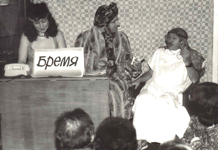 Пуримшпиль в квартире семьи Лифшиц, Ленинград, 1987&nbsp;г.
Слева направо: Алла Цвеир и Саша Шаинский в роли дикторов, берущих интервью у Леонида Гитлина в роли Амана.
(Из фонда Семена Фрумкина).