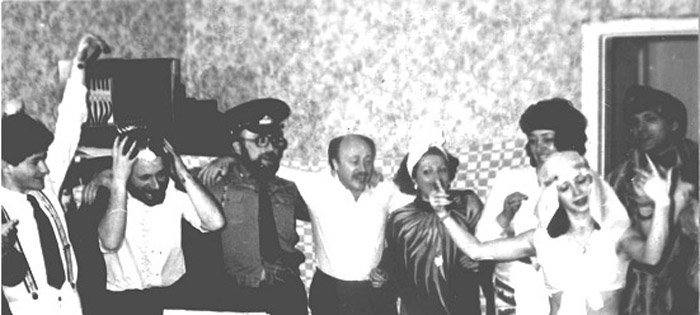 Пуримшпиль в квартире семьи Лифшиц, Ленинград, 1987&nbsp;г.
Актеры, участвующие в спектакле, поют песню «Праздник Пурим, праздник Пурим, все танцуем, все танцуем...». Слева направо: Михаил Кривоносов, Семен Фрумкин, Дима Цыпкин, Леня Гитлин, Фаина Гитлина, Белла Шаинская, Саша Шаинский; на переднем плане справа &mdash; Женя Фрадкина.
(Из фонда Семена Фрумкина).