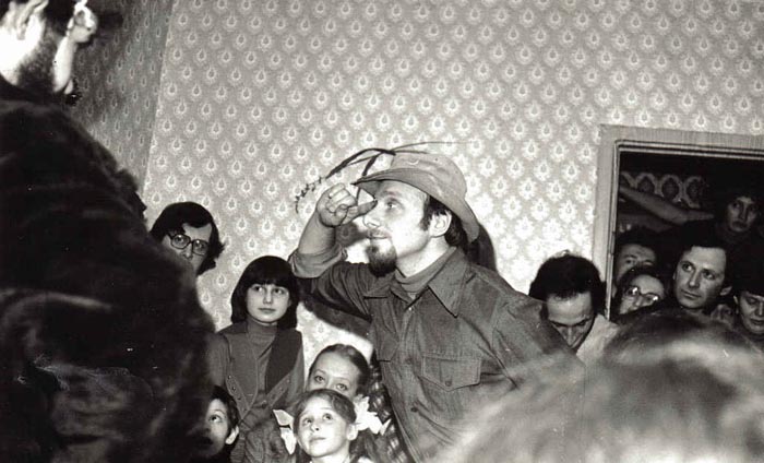 Пуримшпиль в квартире Якова Рабиновича. Ленинград, 1981&nbsp;г.
В центре: Семен Фрумкин в роли чиновника царя Ахашвероша.
(Из фонда Семена Фрумкина)