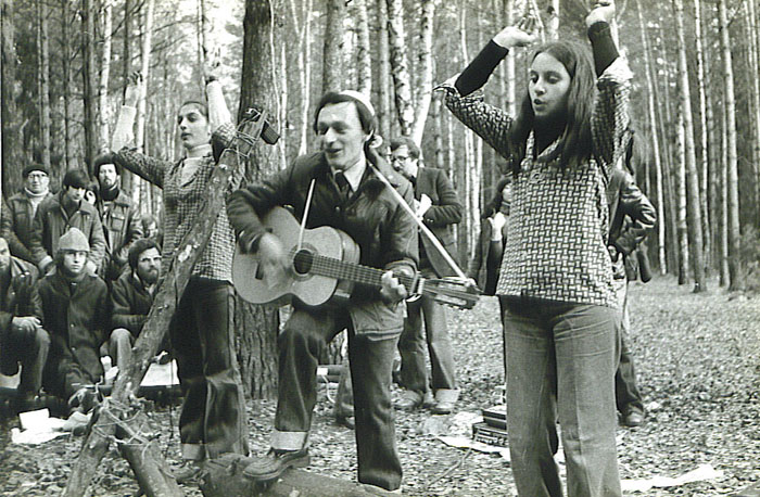 2-й Фестиваль Еврейской Песни состоялся в Суккот 1979 г.
На фото: выступает трио - Давид Токарь солирует с гитарой и две девушки-близнецы сопровождают его вокально и хореографически. Октябрь 1979 г.
Фото Михаила Кремня