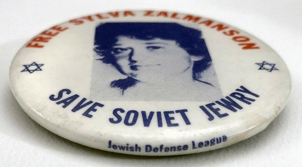 Fig. 1 Badge with a diameter of 6.5 cm. Fig. 1 Badge with a diameter of 6.5 cm.